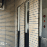 マンションのエントランス開口部に、スズメ侵入対策のネットを設置した画像。
