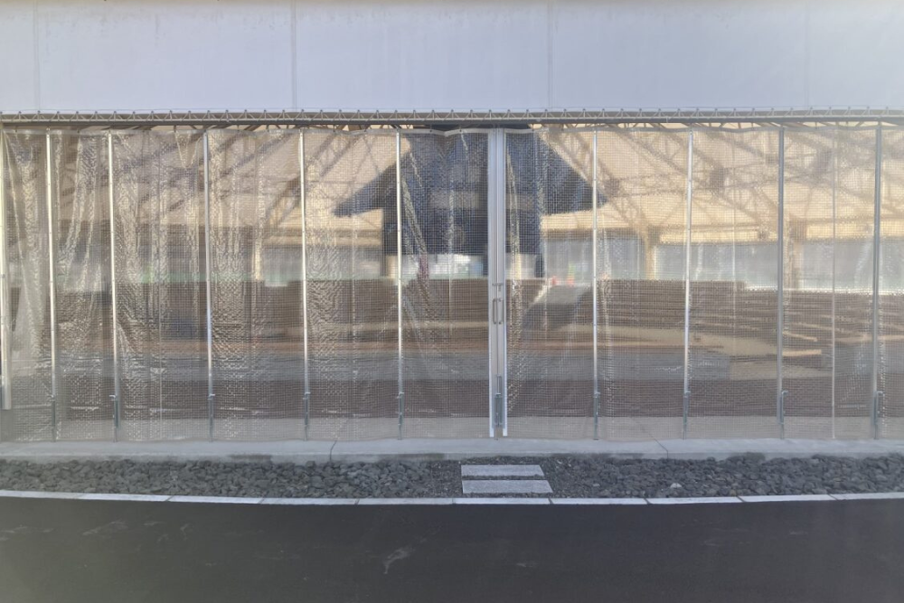 間仕切りシートカーテン施工後の正面写真