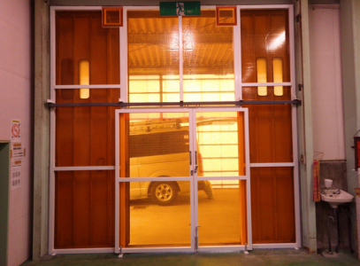 工場の開口部に設置した防虫シート。虫の侵入を防ぐための施工例