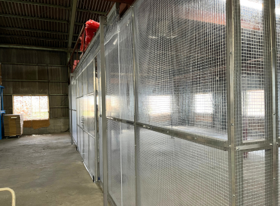 倉庫内に設置した間仕切ブースの施工例。衛生面（防塵対策）を配慮して設置。