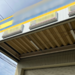 店舗や工場の大きな庇（ひさし）全面に施工された防鳥ネット。看板裏や鉄骨の隙間など、鳥が好む死角をすべてカバーし、外観の美しさと衛生面を両立させた対策です。
