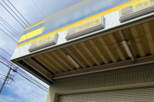 店舗や工場の大きな庇（ひさし）全面に施工された防鳥ネット。看板裏や鉄骨の隙間など、鳥が好む死角をすべてカバーし、外観の美しさと衛生面を両立させた対策です。