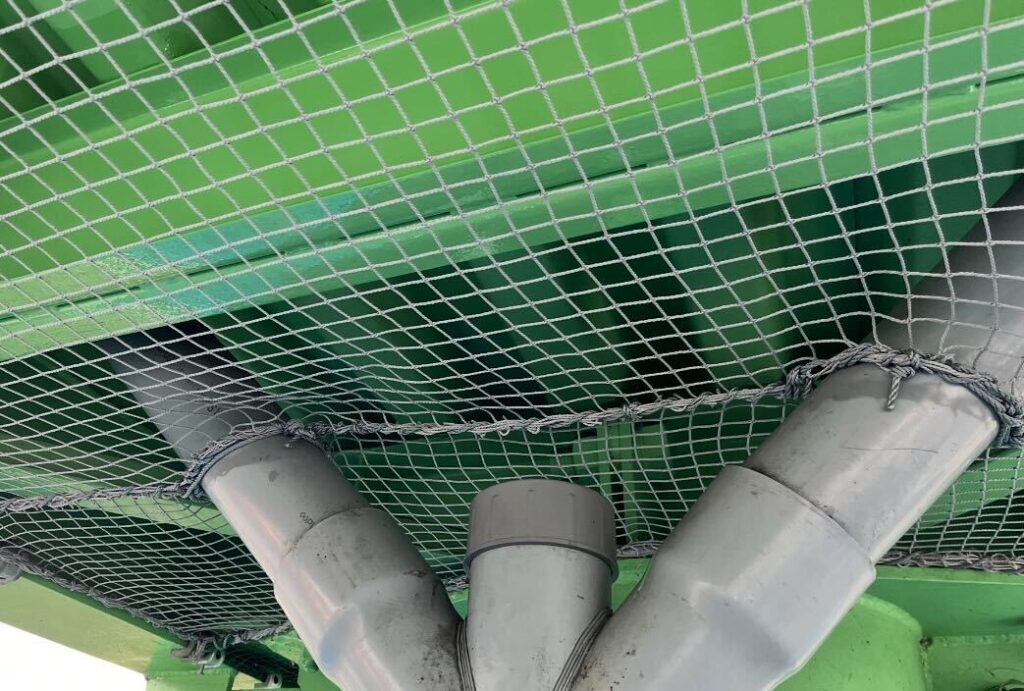 配管周りのネット切り欠き加工の施工例