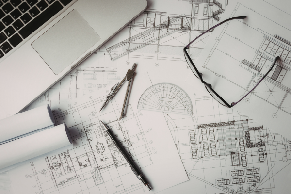 机の上に広げられた図面とペン