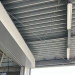 工場や倉庫の鉄骨天井全体に、照明器具を避けながら広範囲にわたって鳥よけネットを綺麗に張り巡らせた施工事例