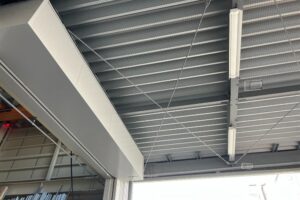 工場や倉庫の鉄骨天井全体に、照明器具を避けながら広範囲にわたって鳥よけネットを綺麗に張り巡らせた施工事例