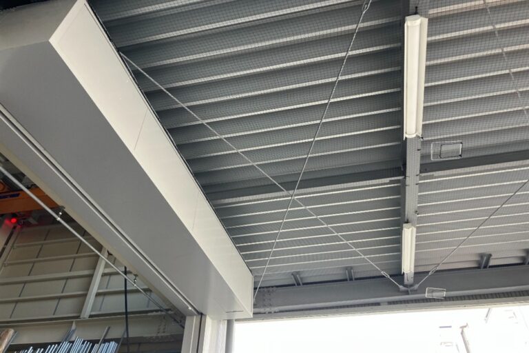 工場や倉庫の鉄骨天井全体に、照明器具を避けながら広範囲にわたって鳥よけネットを綺麗に張り巡らせた施工事例