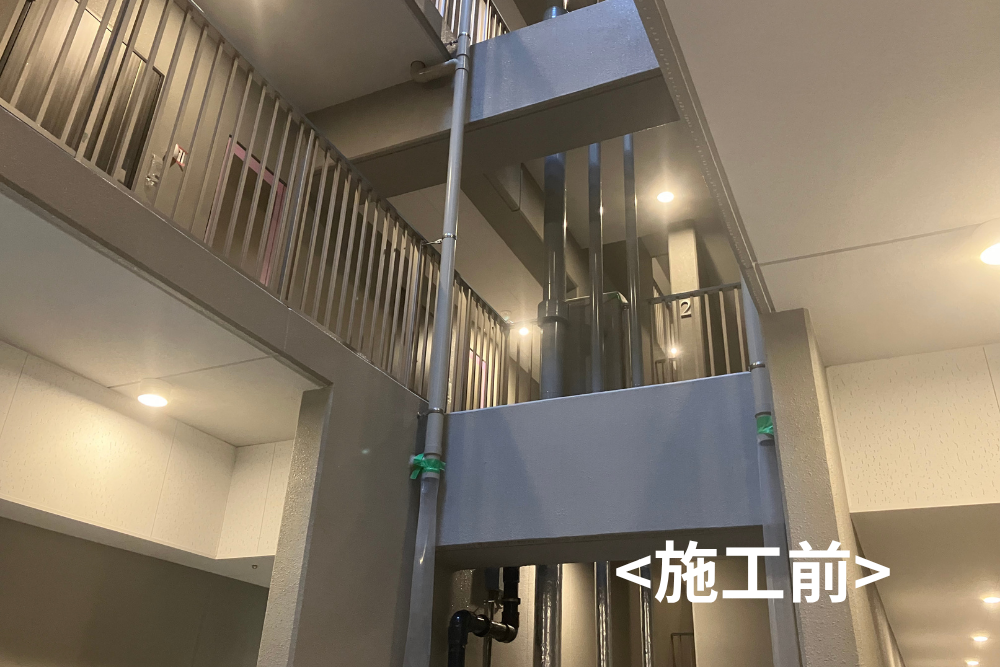 建物内の吹き抜け空間と配管が設置された施工前の様子、
