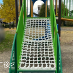 新しいアスレチックネットに交換した公園遊具