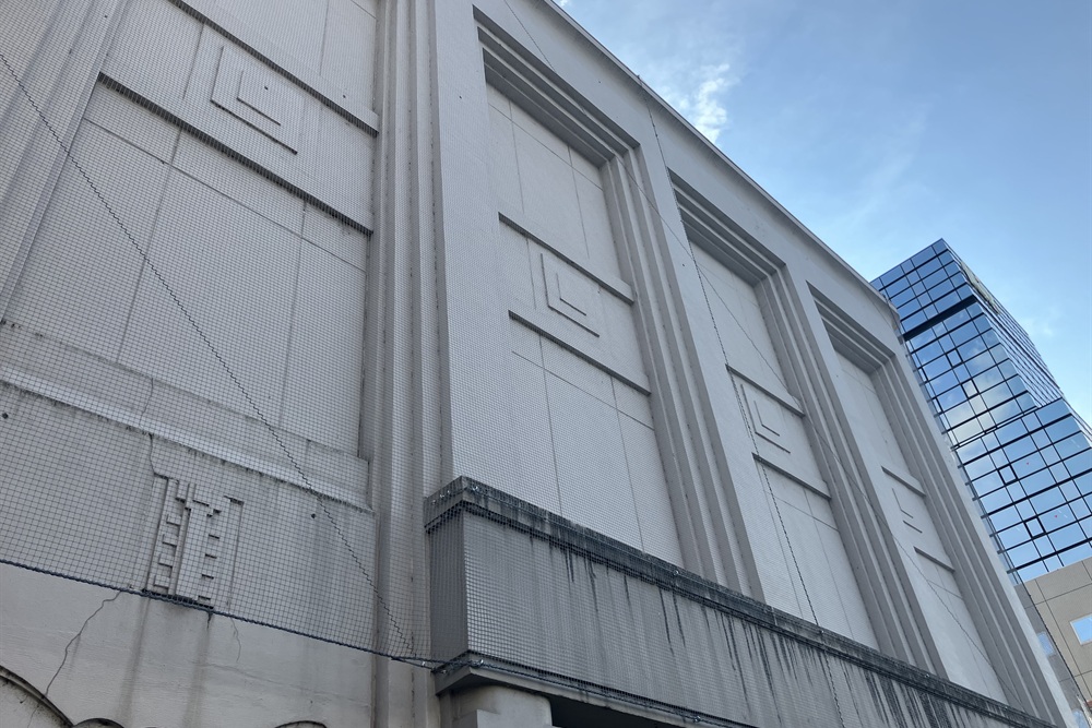 建造物の装飾外壁に外壁剥落防護ネットを施工した事例。景観に配慮しながら外壁の落下事故を防止