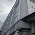 建物外壁に外壁剥落防護ネットを施工した事例。タイルやコンクリート片の落下事故を防ぐ安全対策