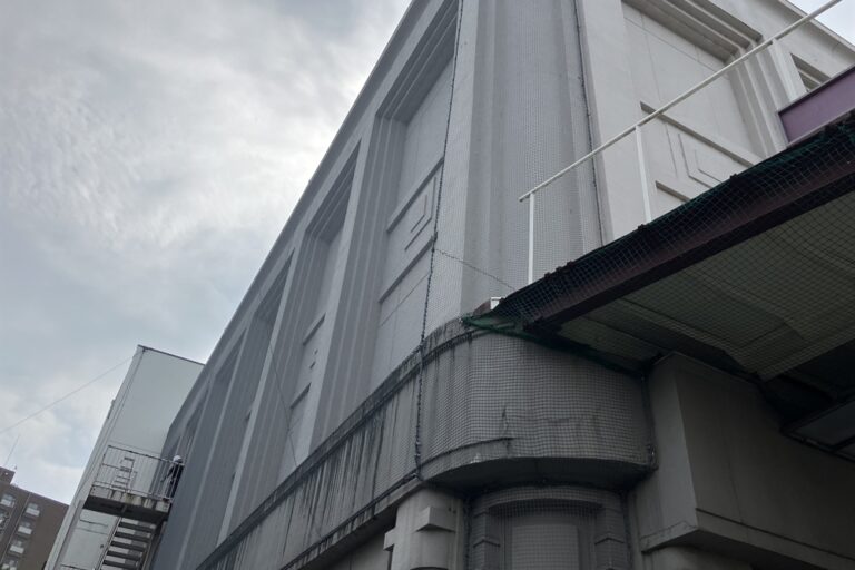 建物外壁に外壁剥落防護ネットを施工した事例。タイルやコンクリート片の落下事故を防ぐ安全対策